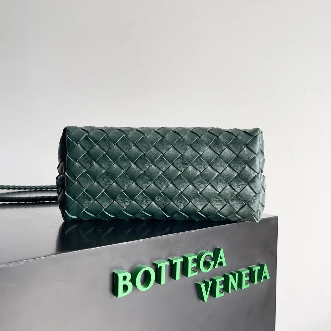 The 2023 new Andiamo batch of 1860 BV has been shipped‼ ️Really popular🔥The new Andiamo woven handbag launched by Bottega Veneta this season is really popular all over the world! ! Celebrities at home and abroad have worn it, and Oscar-winning actress Michelle Yeoh has taken it out on the street. Song Jia, Trai Yara, Yu Feihong, Sanji Ayaka, Rosie Hunting-Whiteley, Yoshioka Riho, etc. have all picked up this bag. It is classic and versatile, showing off its temperament, and the bag capacity is also large, which is very convenient for daily commuting! ! A variety of carrying methods, the shoulder straps can be adjusted by yourself, the original lambskin feels soft and delicate, and the neutral style is made to break gender boundaries and bring a more practical and longer-lasting use experience. Andiamo, which has both elegant and casual styles, perfectly interprets the true appearance of "fashionable old money style". Style number: 743568 Size: 25*22*10.5cm
